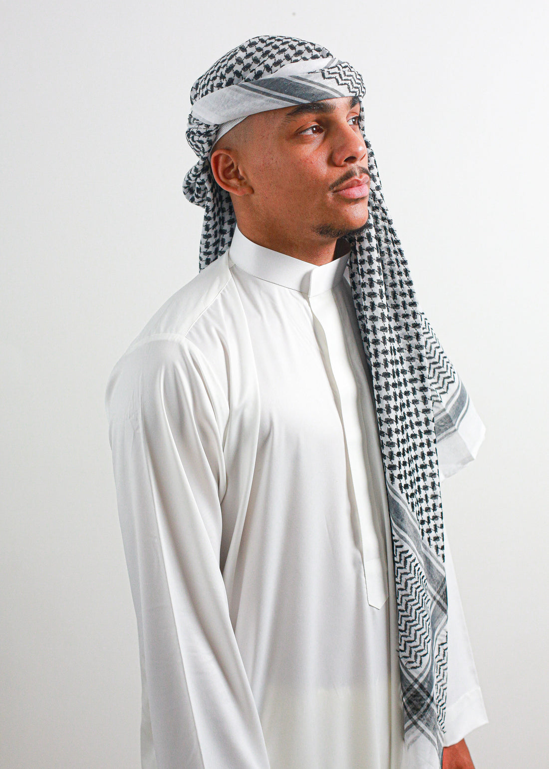 Le Guide Ultime du Qamis Homme : Style, Tradition et Élégance Moderne