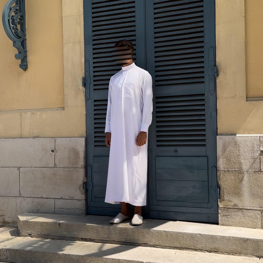 Qamis blanc : pourquoi ce vêtement reste un incontournable et comment le porter avec style